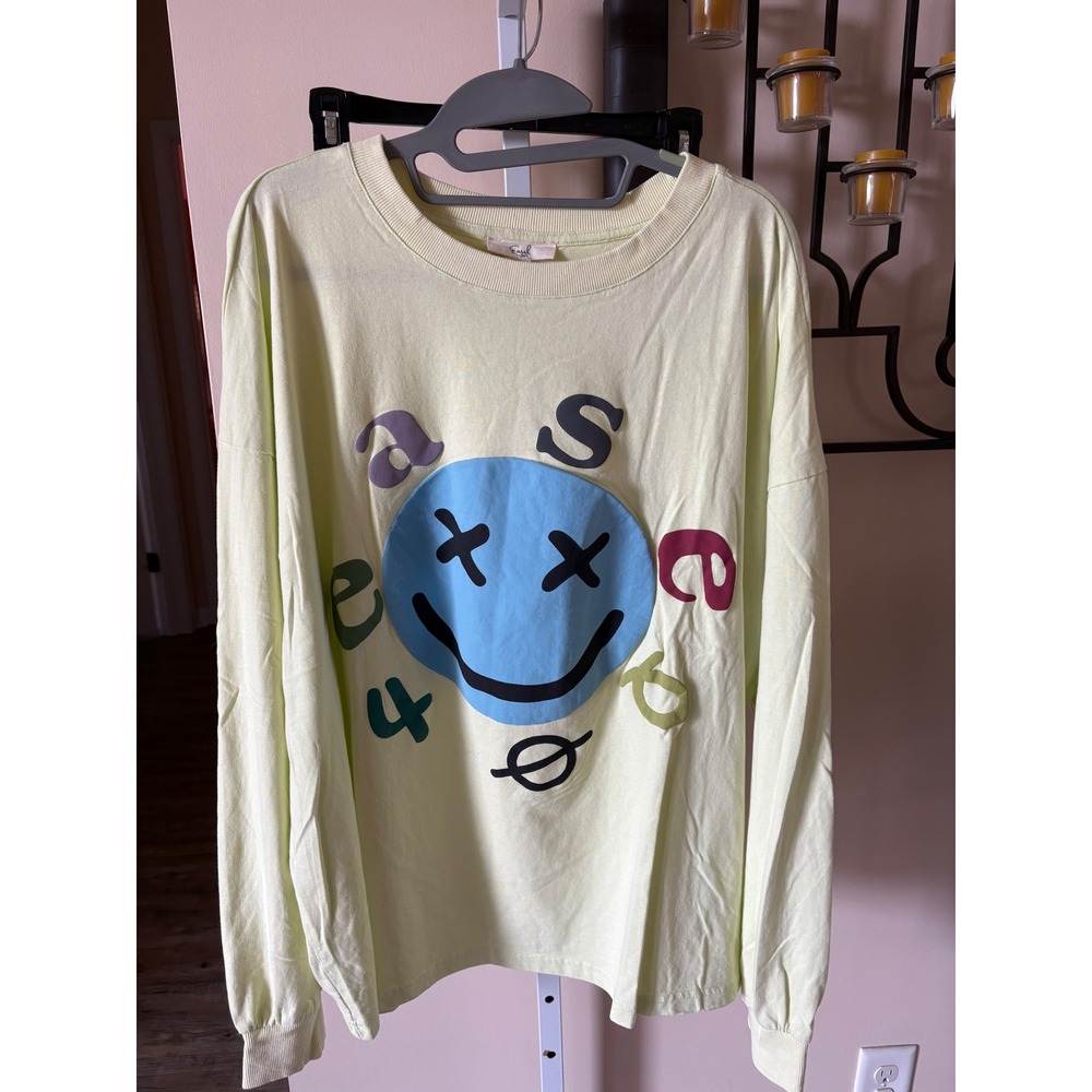 Easel Los Angeles Women Pale Lime Green Smiley Face Graphic Long Sleeve Tee M